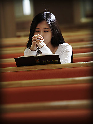 포토 JPG 여자 기독교 종교 백그라운드 의자 종교용품 기독교용품 실내 한명 사람 동양인 상반신 20대 성인 앞모습 책 교회 성경 한국인 기도 오브젝트 예배 장의자 여자만 여자한명만 성인여자만 청년만 청년여자만 성인한명만 청년여자한명만 성인여자한명만 성인만 국내포토 1 뷰포인트 가구 종교건축 인종 청년 내부 건물 파일형식