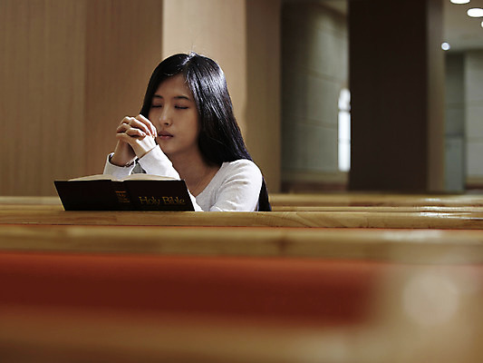 포토 JPG 여자 기독교 종교 백그라운드 의자 종교용품 기독교용품 실내 한명 사람 동양인 상반신 20대 성인 옆모습 책 교회 성경 한국인 기도 오브젝트 예배 장의자 여자만 여자한명만 성인여자만 청년만 청년여자만 성인한명만 청년여자한명만 성인여자한명만 성인만 국내포토 1 뷰포인트 가구 종교건축 인종 청년 내부 건물 파일형식