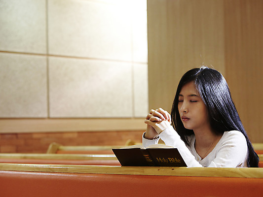 포토 JPG 여자 기독교 종교 백그라운드 의자 종교용품 기독교용품 실내 한명 사람 동양인 상반신 20대 성인 옆모습 책 교회 성경 한국인 기도 오브젝트 예배 장의자 여자만 여자한명만 성인여자만 청년만 청년여자만 성인한명만 청년여자한명만 성인여자한명만 성인만 국내포토 1 뷰포인트 가구 종교건축 인종 청년 내부 건물 파일형식