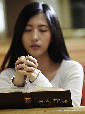 포토 JPG 여자 기독교 종교 백그라운드 의자 종교용품 기독교용품 실내 한명 사람 앉기 상반신 20대 성인 앞모습 책 교회 성경 한국인 기도 오브젝트 예배 장의자 여자만 여자한명만 성인여자만 청년만 청년여자만 성인한명만 청년여자한명만 성인여자한명만 성인만 국내포토 1 뷰포인트 가구 종교건축 모션 동양인 청년 내부 건물 파일형식