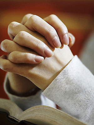 포토 JPG 손 기독교 종교 백그라운드 종교용품 기독교용품 실내 사람 신체부위 책 교회 성경 기도 오브젝트 국내포토 종교건축 내부 건물 파일형식