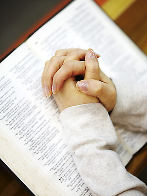 포토 JPG 손 기독교 종교 백그라운드 종교용품 기독교용품 실내 사람 신체부위 책 교회 성경 기도 오브젝트 국내포토 종교건축 내부 건물 파일형식