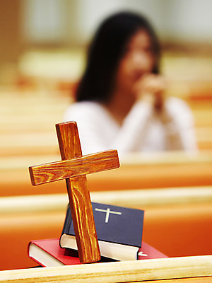 포토 JPG 여자 기독교 종교 백그라운드 십자가 의자 종교용품 기독교용품 실내 한명 사람 앉기 동양인 상반신 20대 성인 책 교회 성경 기도 오브젝트 예배 장의자 여자만 여자한명만 성인여자만 청년만 청년여자만 성인한명만 청년여자한명만 성인여자한명만 성인만 국내포토 1 가구 종교건축 모션 인종 청년 내부 건물 파일형식