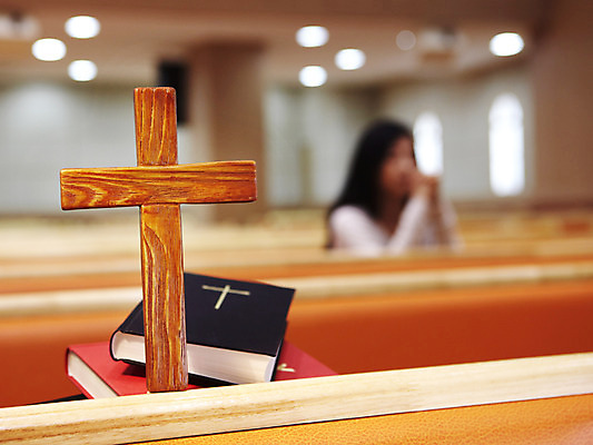 포토 JPG 여자 기독교 종교 백그라운드 십자가 의자 종교용품 기독교용품 실내 한명 사람 앉기 동양인 상반신 20대 성인 책 교회 성경 기도 오브젝트 예배 장의자 여자만 여자한명만 성인여자만 청년만 청년여자만 성인한명만 청년여자한명만 성인여자한명만 성인만 국내포토 1 가구 종교건축 모션 인종 청년 내부 건물 파일형식