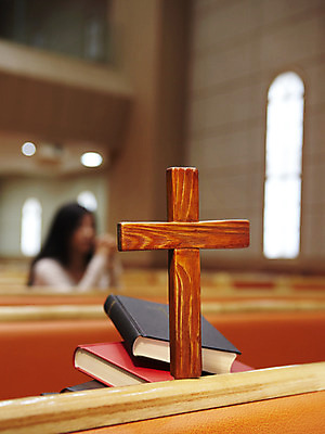 포토 JPG 여자 기독교 종교 백그라운드 십자가 의자 종교용품 창문 기독교용품 실내 한명 사람 앉기 동양인 상반신 20대 성인 목재 책 교회 성경 기도 오브젝트 예배 장의자 나무십자가 여자만 여자한명만 성인여자만 청년만 청년여자만 성인한명만 청년여자한명만 성인여자한명만 성인만 국내포토 나무 1 가구 재료 종교건축 모션 인종 청년 내부 건물 파일형식