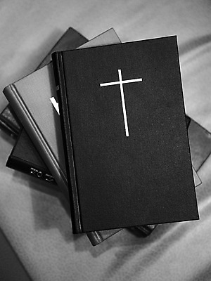포토 JPG 기독교 종교 백그라운드 십자가 종교용품 기독교용품 흑백 실내 사람없음 책 교회 성경 오브젝트 국내포토 종교건축 촬영기법 내부 건물 파일형식