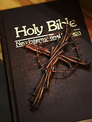 포토 JPG 기독교 종교 상징 백그라운드 십자가 종교용품 기독교용품 실내 사람없음 교회 성경 못 오브젝트 철사 가시면류관 국내포토 종교건축 내부 건물 공구 파일형식