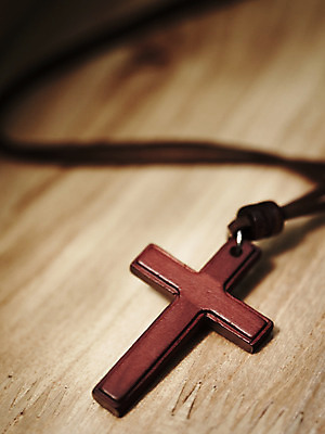 포토 JPG 기독교 종교 백그라운드 십자가 목걸이 종교용품 기독교용품 실내 사람없음 목재 교회 오브젝트 나무십자가 십자가목걸이 국내포토 나무 재료 장신구 종교건축 내부 건물 파일형식