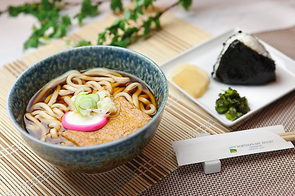 포토 JPG 해외기획촬영 그릇 접시 음식 외국문화 일본문화 젓가락 2010년일본 요리 사람없음 면류 면 우동 주먹밥 오니기리 키쯔네우동 일본음식 믹싱볼 국내포토 동양문화 식기 문화 밥 수저 파일형식