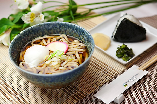 포토 JPG 해외기획촬영 그릇 접시 꽃 음식 외국문화 일본문화 2010년일본 요리 사람없음 장식 면류 면 우동 주먹밥 오니기리 쯔키미우동 일본음식 국내포토 식물 동양문화 식기 문화 밥 파일형식