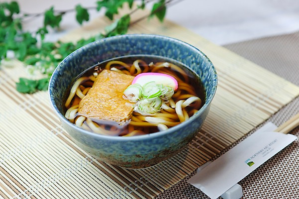 포토 JPG 해외기획촬영 그릇 음식 외국문화 일본문화 젓가락 2010년일본 요리 사람없음 면류 면 우동 키쯔네우동 일본음식 믹싱볼 국내포토 동양문화 식기 문화 수저 파일형식