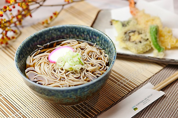 포토 JPG 해외기획촬영 그릇 음식 외국문화 일본문화 젓가락 2010년일본 요리 사람없음 튀김 면류 면 메밀국수 덴푸라 일본음식 국내포토 동양문화 식기 문화 수저 파일형식