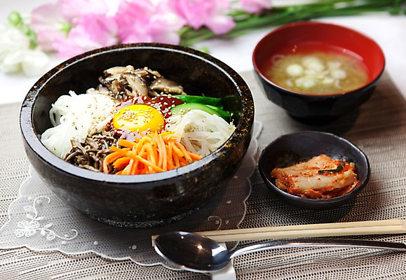 포토 JPG 해외기획촬영 한국문화 한국전통 그릇 접시 한식 음식 젓가락 2010년일본 밥 김치 한국 요리 사람없음 숟가락 국 비빔밥 돌솥밥 돌솥비빔밥 국내포토 동양문화 전통 식기 아시아 수저 파일형식