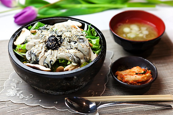 포토 JPG 해외기획촬영 한국문화 한국전통 그릇 한식 음식 젓가락 2010년일본 밥 김치 한국 요리 사람없음 숟가락 굴 국 비빔밥 굴돌솥밥 돌솥굴비빔밥 돌솥밥 국내포토 레이스천 동양문화 전통 식기 아시아 어패류 수저 직물 파일형식