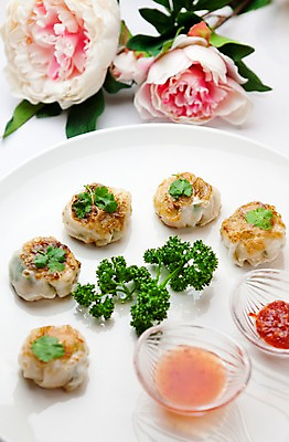 포토 JPG 해외기획촬영 그릇 접시 꽃 음식 2010년일본 파슬리 요리 사람없음 장식 중식 만두 딤섬 부추만두 국내포토 식물 식기 채소 파일형식