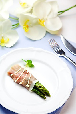 포토 JPG 해외기획촬영 그릇 접시 꽃 음식 포크 2010년일본 요리 사람없음 장식 나이프 햄 아스파라거스 아스파라거스생햄말이 국내포토 식물 식기 채소 육류 칼 파일형식