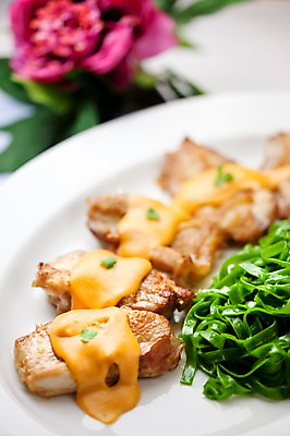 포토 JPG 해외기획촬영 그릇 접시 꽃 음식 2010년일본 요리 사람없음 장식 치킨 치킨크림소스 크림소스 국내포토 식물 식기 소스_음식 닭고기요리 파일형식