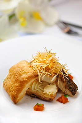 포토 JPG 해외기획촬영 그릇 접시 꽃 음식 외국문화 포크 일본문화 2010년일본 요리 사람없음 장식 파이 농어 농어파이 일본음식 국내포토 식물 동양문화 식기 문화 빵 어류 파일형식