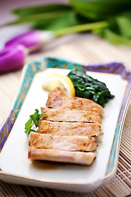 포토 JPG 해외기획촬영 그릇 접시 꽃 음식 외국문화 일본문화 2010년일본 요리 사람없음 장식 닭고기 구이 레몬 닭고기생강구이 일본음식 국내포토 식물 동양문화 식기 문화 과일 육류 파일형식