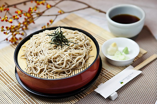 포토 JPG 해외기획촬영 그릇 음식 외국문화 일본문화 젓가락 2010년일본 요리 사람없음 면류 면 무 메밀국수 고추냉이 메밀 파 육수 자루소바 일본음식 국내포토 동양문화 식기 문화 채소 식재료 뿌리채소 수저 양념 파일형식