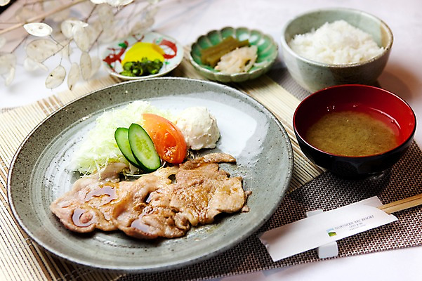 포토 JPG 해외기획촬영 그릇 접시 음식 외국문화 일본문화 젓가락 2010년일본 밥 반찬 돼지고기 요리 사람없음 샐러드 구이 국 돼지고기생강구이 미소된장국 쇼가야키 일본음식 국내포토 동양문화 식기 문화 수저 육류 파일형식