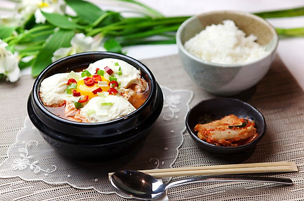 포토 JPG 해외기획촬영 그릇 꽃 한식 젓가락 2010년일본 밥 김치 요리 사람없음 장식 숟가락 식탁보 뚝배기 순두부찌개 국내포토 식물 식기 음식 수저 찌개 파일형식