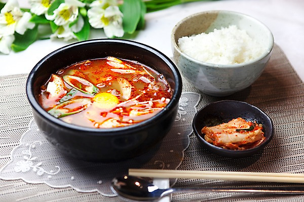 포토 JPG 해외기획촬영 한국문화 한국전통 그릇 접시 꽃 한식 음식 젓가락 2010년일본 밥 김치 한국 요리 사람없음 장식 숟가락 뚝배기 국 육개장 국내포토 식물 동양문화 전통 식기 아시아 수저 파일형식