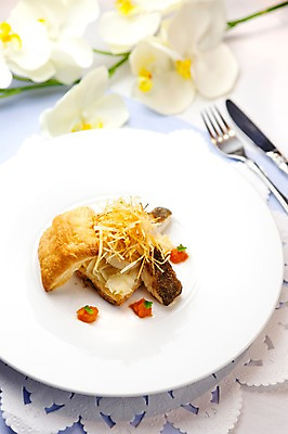 포토 JPG 해외기획촬영 그릇 접시 꽃 음식 외국문화 포크 일본문화 2010년일본 요리 사람없음 장식 나이프 파이 농어 농어파이 일본음식 국내포토 식물 동양문화 식기 문화 빵 어류 칼 파일형식