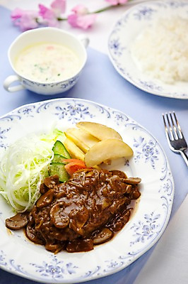 포토 JPG 해외기획촬영 그릇 접시 음식 외국문화 포크 일본문화 2010년일본 밥 감자 스테이크 요리 사람없음 샐러드 감자튀김 햄버거 수프 함박스테이크 햄버그정식 일본음식 국내포토 동양문화 식기 문화 채소 패스트푸드 서양음식 튀김 정식 파일형식