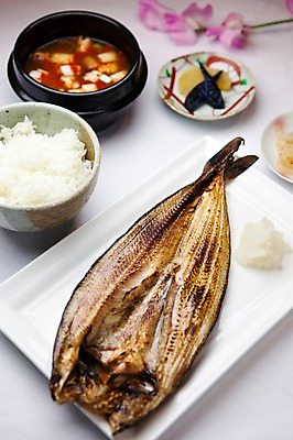 포토 JPG 해외기획촬영 접시 꽃 2010년일본 밥 반찬 요리 사람없음 장식 찌개 뚝배기 생선구이 일본음식 국내포토 식물 식기 음식 구이 생선요리 파일형식