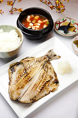 포토 JPG 해외기획촬영 접시 꽃 음식 2010년일본 밥 반찬 요리 사람없음 장식 찌개 뚝배기 도미 생선구이 도미구이 일본음식 국내포토 식물 식기 어류 구이 생선요리 파일형식