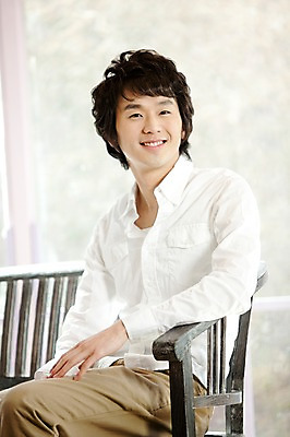 포토 JPG 남자 포즈 신랑 결혼 의자 창문 실내 한명 미소 웃음 사람 앉기 동양인 손짓 상반신 20대 성인 앞모습 한국인 남자만 남자한명만 성인남자만 청년만 청년남자만 청년남자한명만 성인한명만 성인남자한명만 성인만 국내포토 1 뷰포인트 가구 모션 표정 인종 이벤트 청년 내부 파일형식