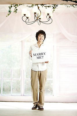 포토 JPG 전신 남자 포즈 신랑 결혼 프로포즈 창문 전등 조명 실내 한명 서기 미소 웃음 사람 동양인 손짓 20대 성인 팻말 한국인 커튼 표지판 남자만 남자한명만 성인남자만 청년만 청년남자만 청년남자한명만 성인한명만 성인남자한명만 성인만 국내포토 1 모션 프레임 알림판 표정 인종 이벤트 청년 내부 파일형식