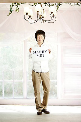 포토 JPG 전신 남자 포즈 신랑 결혼 프로포즈 창문 전등 조명 실내 한명 서기 미소 웃음 사람 동양인 손짓 20대 성인 앞모습 팻말 한국인 커튼 표지판 남자만 남자한명만 성인남자만 청년만 청년남자만 청년남자한명만 성인한명만 성인남자한명만 성인만 국내포토 1 뷰포인트 모션 프레임 알림판 표정 인종 이벤트 청년 내부 파일형식