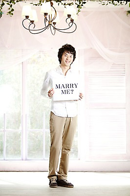 포토 JPG 전신 남자 포즈 신랑 결혼 프로포즈 창문 전등 조명 실내 한명 서기 미소 웃음 사람 동양인 손짓 20대 성인 앞모습 팻말 한국인 커튼 표지판 남자만 남자한명만 성인남자만 청년만 청년남자만 청년남자한명만 성인한명만 성인남자한명만 성인만 국내포토 1 뷰포인트 모션 프레임 알림판 표정 인종 이벤트 청년 내부 파일형식