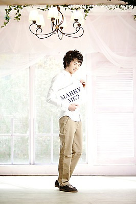 포토 JPG 전신 남자 포즈 신랑 결혼 프로포즈 창문 전등 조명 실내 한명 서기 미소 웃음 사람 동양인 손짓 20대 성인 옆모습 팻말 한국인 커튼 표지판 남자만 남자한명만 성인남자만 청년만 청년남자만 청년남자한명만 성인한명만 성인남자한명만 성인만 국내포토 1 뷰포인트 모션 프레임 알림판 표정 인종 이벤트 청년 내부 파일형식