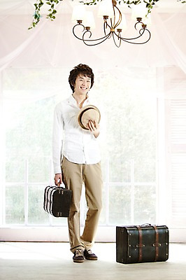 포토 JPG 전신 모자 남자 포즈 신랑 결혼 의자 가방 창문 전등 조명 실내 한명 서기 미소 웃음 사람 동양인 손짓 20대 성인 앞모습 여행가방 한국인 커튼 남자만 남자한명만 성인남자만 청년만 청년남자만 청년남자한명만 성인한명만 성인남자한명만 성인만 국내포토 1 잡화 뷰포인트 가구 모션 표정 인종 이벤트 청년 내부 파일형식