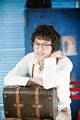 포토 JPG 남자 포즈 신랑 결혼 의자 가방 실내 한명 미소 웃음 사람 앉기 동양인 손짓 20대 성인 여행가방 한국인 서랍장 남자만 남자한명만 성인남자만 청년만 청년남자만 청년남자한명만 성인한명만 성인남자한명만 성인만 국내포토 1 잡화 가구 모션 표정 인종 이벤트 청년 내부 파일형식