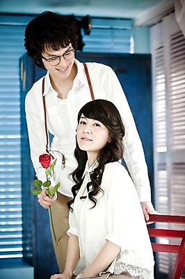 포토 JPG 식물 커플 여자 남자 꽃 신부 포즈 신랑 결혼 의자 실내 선물 미소 웃음 사람 앉기 동양인 손짓 상반신 20대 성인 두명 장미 한국인 서랍장 커플룩 청년만 성인만 국내포토 옷 가구 관계 모션 표정 인종 이벤트 청년 내부 파일형식