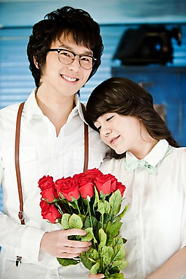 포토 JPG 식물 커플 여자 남자 꽃 신부 꽃다발 포즈 신랑 결혼 실내 선물 미소 웃음 사람 동양인 손짓 상반신 20대 성인 두명 장미 한국인 서랍장 커플룩 청년만 성인만 국내포토 옷 가구 관계 모션 표정 인종 이벤트 청년 내부 파일형식