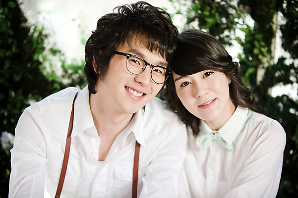 포토 JPG 주간 식물 커플 여자 남자 신부 포즈 신랑 결혼 잎 미소 웃음 사람 앉기 동양인 손짓 상반신 20대 성인 야외 두명 앞모습 한국인 커플룩 청년만 성인만 국내포토 자연요소 옷 뷰포인트 관계 모션 표정 인종 이벤트 청년 파일형식