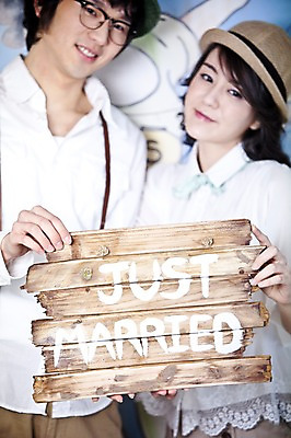 포토 JPG 모자 커플 여자 남자 신부 포즈 신랑 결혼 실내 미소 웃음 사람 동양인 손짓 상반신 20대 성인 두명 팻말 한국인 표지판 커플룩 청년만 성인만 국내포토 잡화 옷 관계 모션 프레임 알림판 표정 인종 이벤트 청년 내부 파일형식