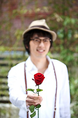 포토 JPG 주간 식물 모자 남자 꽃 포즈 신랑 결혼 한명 미소 웃음 사람 동양인 손짓 상반신 20대 성인 야외 앞모습 장미 한국인 남자만 남자한명만 성인남자만 청년만 청년남자만 청년남자한명만 성인한명만 성인남자한명만 성인만 국내포토 자연요소 1 잡화 뷰포인트 모션 표정 인종 이벤트 청년 파일형식