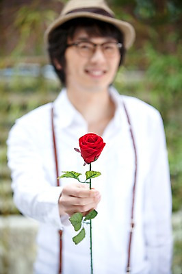 포토 JPG 주간 식물 모자 남자 꽃 포즈 신랑 결혼 선물 한명 미소 웃음 사람 동양인 손짓 상반신 20대 성인 야외 앞모습 장미 한국인 남자만 남자한명만 성인남자만 청년만 청년남자만 청년남자한명만 성인한명만 성인남자한명만 성인만 국내포토 자연요소 1 잡화 뷰포인트 모션 표정 인종 이벤트 청년 파일형식