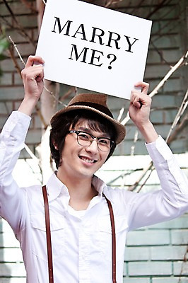 포토 JPG 주간 모자 남자 포즈 신랑 결혼 프로포즈 한명 미소 웃음 사람 동양인 손짓 상반신 20대 성인 야외 앞모습 팻말 한국인 표지판 남자만 남자한명만 성인남자만 청년만 청년남자만 청년남자한명만 성인한명만 성인남자한명만 성인만 국내포토 자연요소 1 잡화 뷰포인트 모션 프레임 알림판 표정 인종 이벤트 청년 파일형식