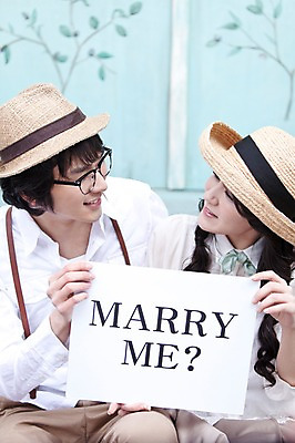 포토 JPG 주간 커플 여자 남자 신부 포즈 신랑 결혼 프로포즈 미소 웃음 사람 앉기 동양인 손짓 상반신 20대 성인 야외 두명 옆모습 마주보기 팻말 한국인 표지판 커플룩 청년만 성인만 국내포토 자연요소 옷 뷰포인트 관계 모션 프레임 알림판 표정 인종 이벤트 청년 파일형식