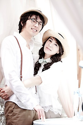 포토 JPG 모자 커플 여자 남자 신부 포즈 신랑 결혼 안기 포옹 실내 미소 웃음 사람 동양인 손짓 상반신 20대 성인 두명 한국인 커플룩 청년만 성인만 국내포토 잡화 옷 관계 모션 표정 인종 이벤트 청년 내부 파일형식