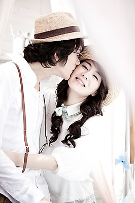 포토 JPG 모자 커플 여자 남자 신부 포즈 신랑 결혼 포옹 키스 실내 미소 웃음 사람 동양인 손짓 상반신 20대 성인 두명 옆모습 한국인 커플룩 청년만 성인만 국내포토 잡화 옷 뷰포인트 관계 안기 모션 표정 인종 이벤트 청년 내부 애정표현 파일형식