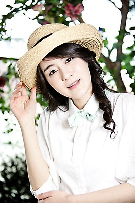 포토 JPG 주간 나무 식물 모자 여자 신부 포즈 결혼 잎 한명 사람 동양인 손짓 상반신 20대 성인 야외 앞모습 한국인 여자만 여자한명만 성인여자만 청년만 청년여자만 성인한명만 청년여자한명만 성인여자한명만 성인만 국내포토 자연요소 1 잡화 뷰포인트 모션 인종 이벤트 청년 파일형식