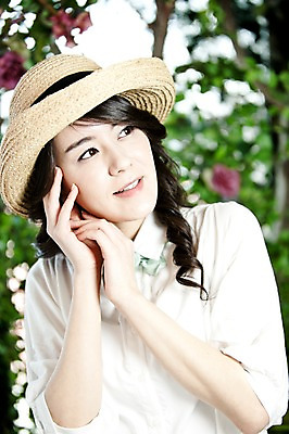 포토 JPG 주간 나무 식물 모자 여자 신부 포즈 결혼 잎 한명 사람 동양인 손짓 상반신 20대 성인 야외 앞모습 한국인 여자만 여자한명만 성인여자만 청년만 청년여자만 성인한명만 청년여자한명만 성인여자한명만 성인만 국내포토 자연요소 1 잡화 뷰포인트 모션 인종 이벤트 청년 파일형식